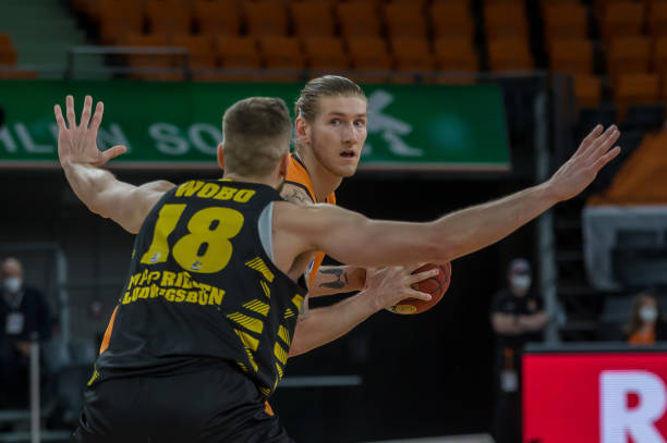 键时刻挺身 键时刻挺身